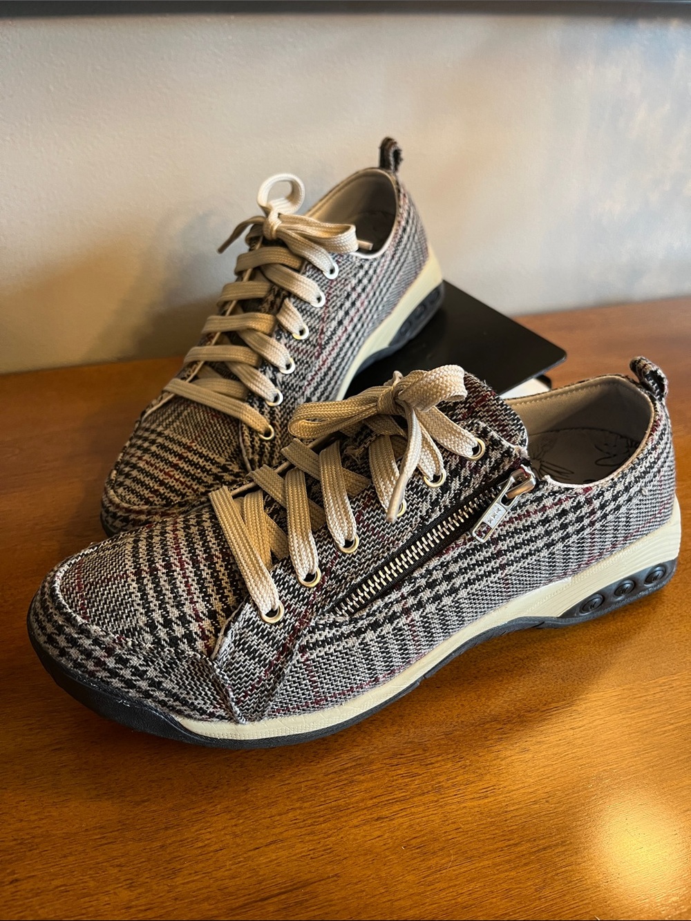Therafit Plaid Lace-Up Comfort Casual Sneakers in Beige and Black